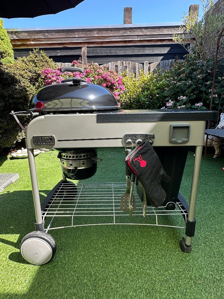 Weber Performer Premium 57 cm Houtskool BBQ, Ophalen, Zo goed als nieuw, Weber Mastertouch, Met accessoires