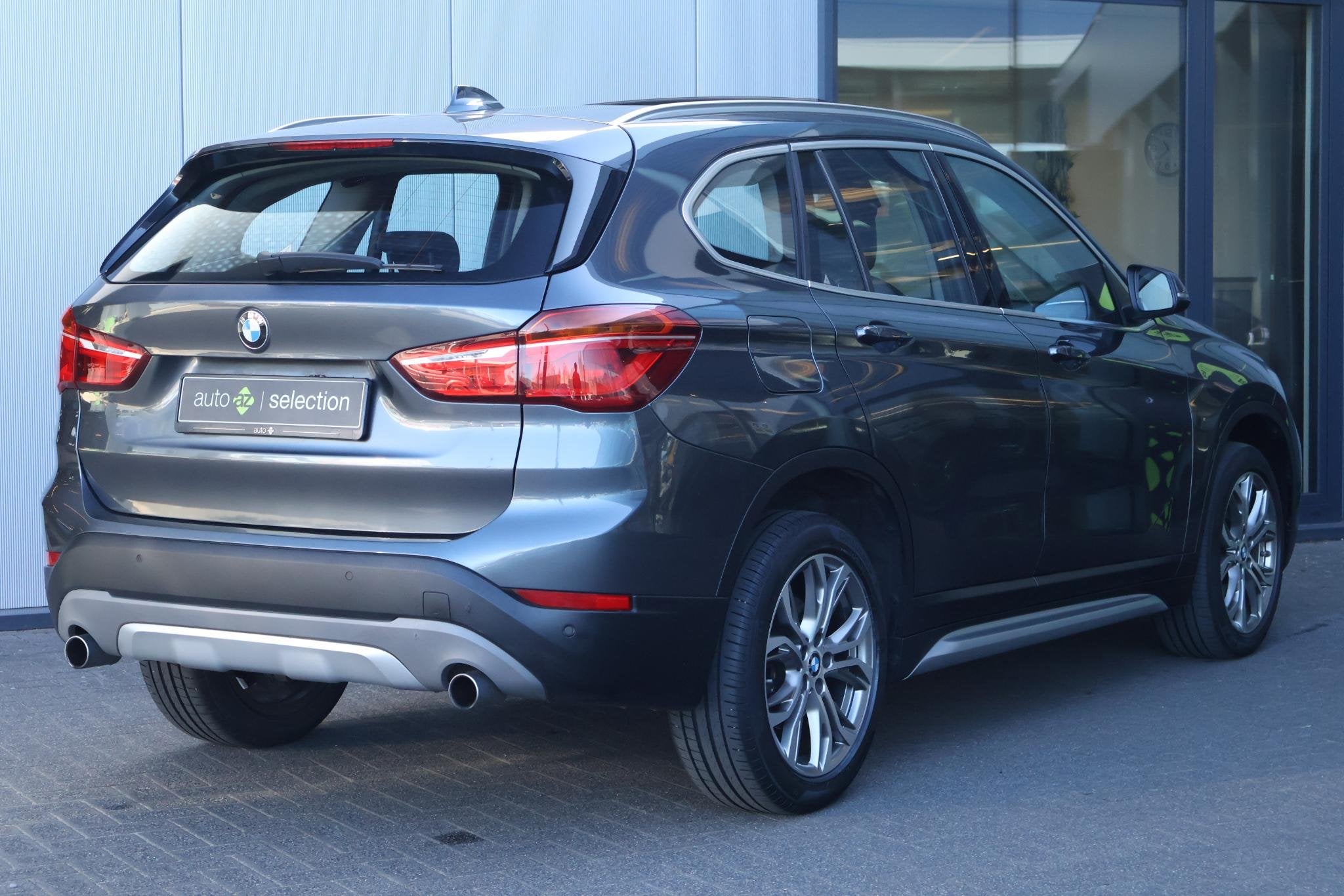 BMW X1 xDrive20i High Executive / Panorama / Sportstoelen, Auto's, 1998 cc, Stof, Gebruikt, 2000 kg