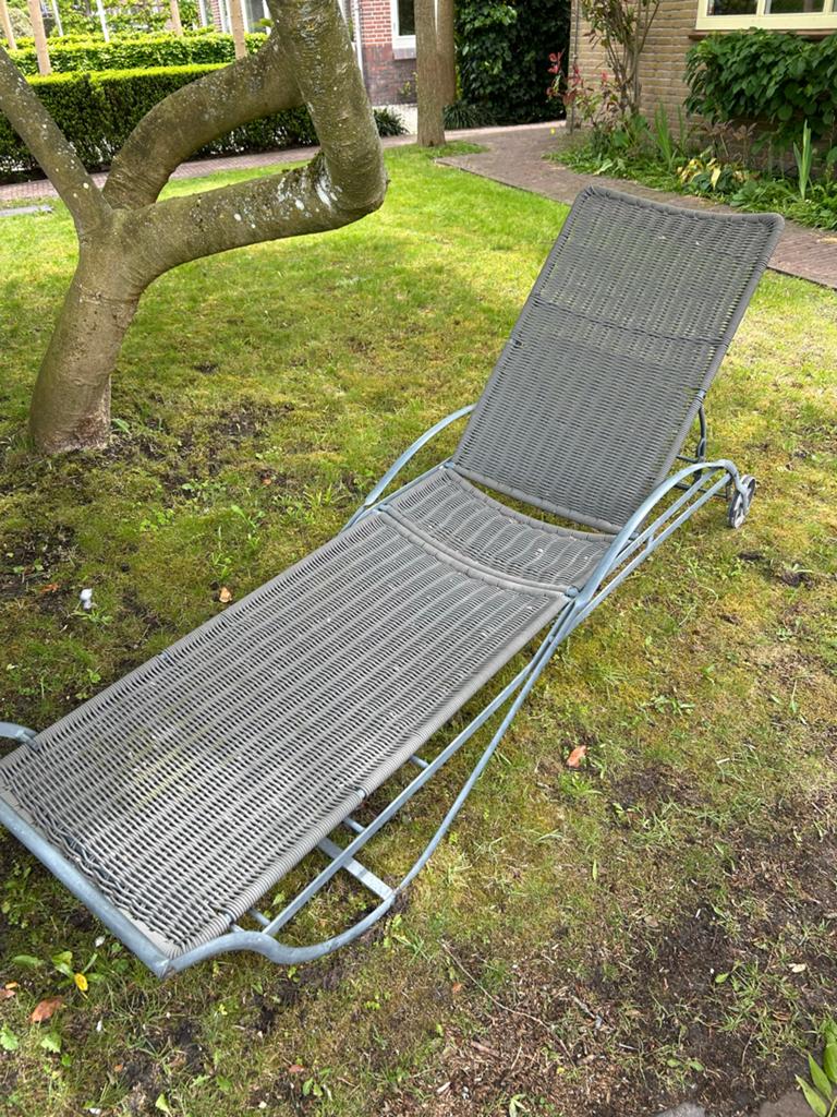 Gratis af te halen: IJzeren dek-chair / zonnebed, Tuin en Terras, Ligbedden, Ophalen, Gebruikt, Metaal, Verrijdbaar