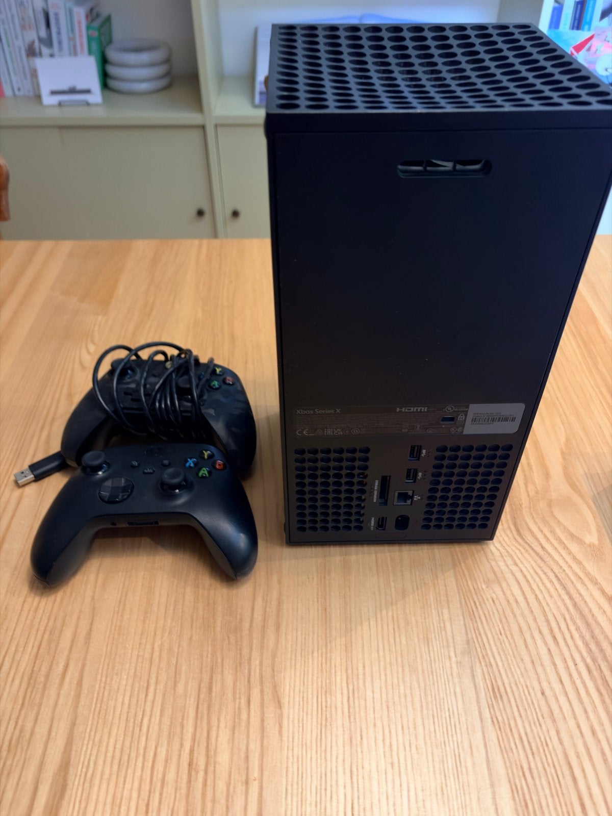 Foto 3 van Xbox Series X 1TB met 3 controllers en 6 spellen