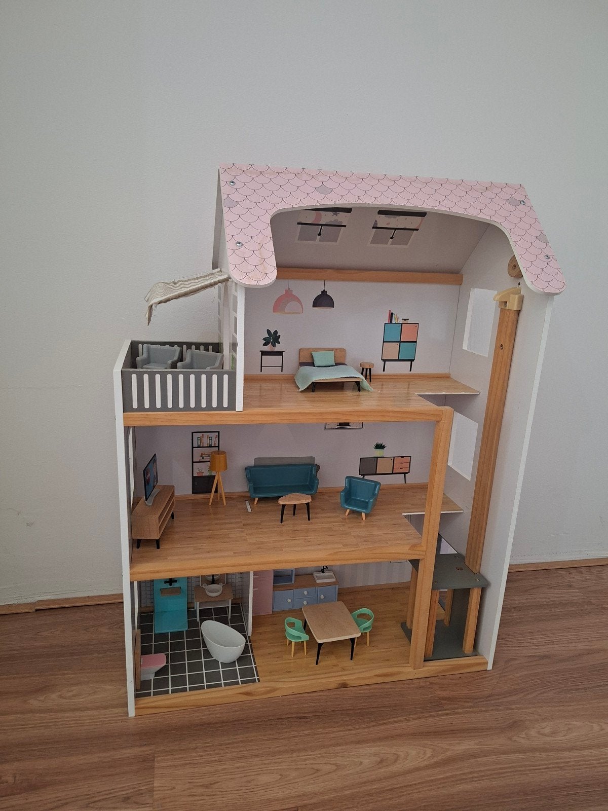 Groot poppenhuis met accessoires - 64x31x80 cm, Verzamelen, Ophalen, Gebruikt, Poppenhuis