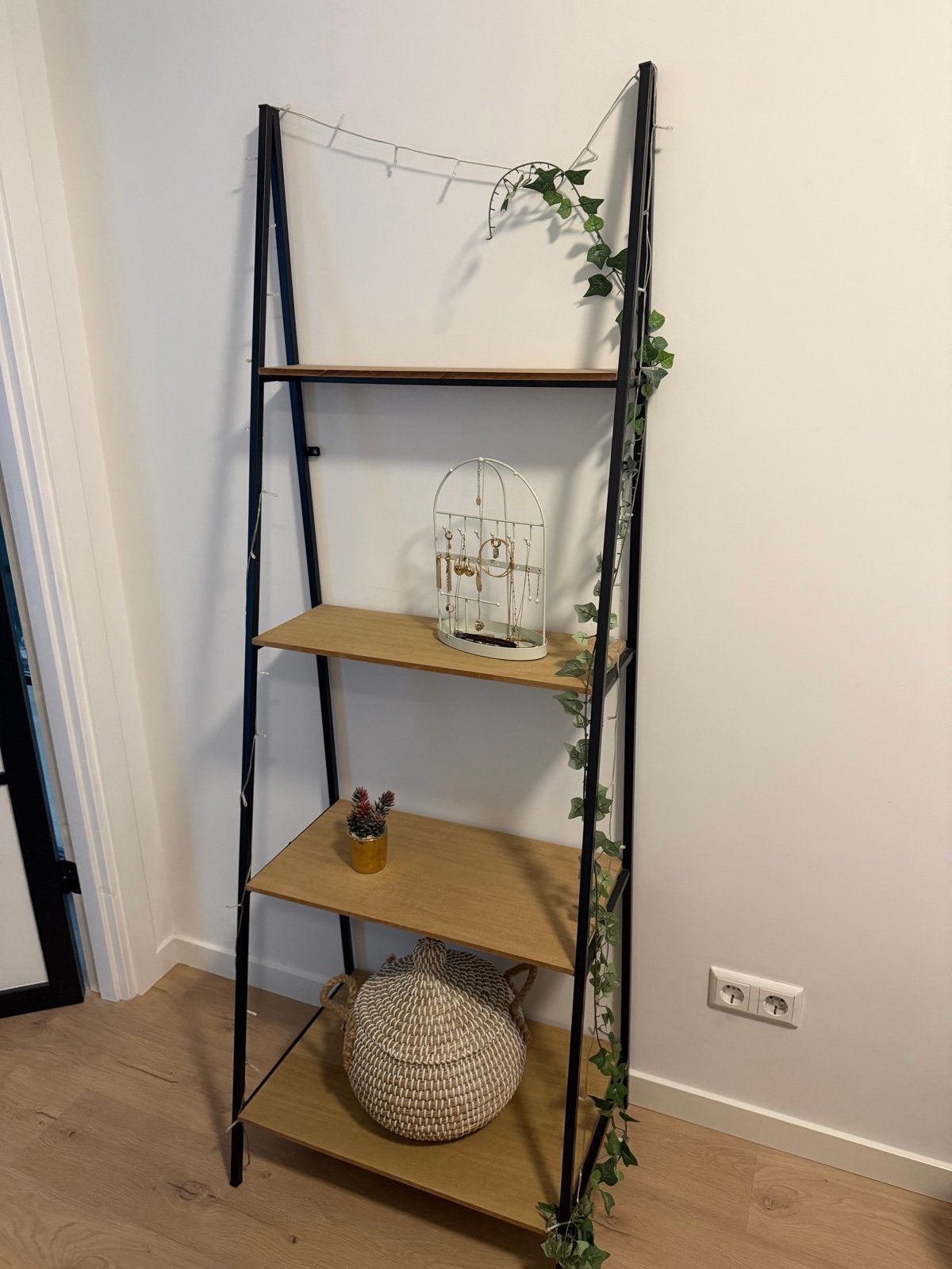 Boekenkast / Ladderrek met 4 planken - Zwart/Hout, Ophalen, Zo goed als nieuw
