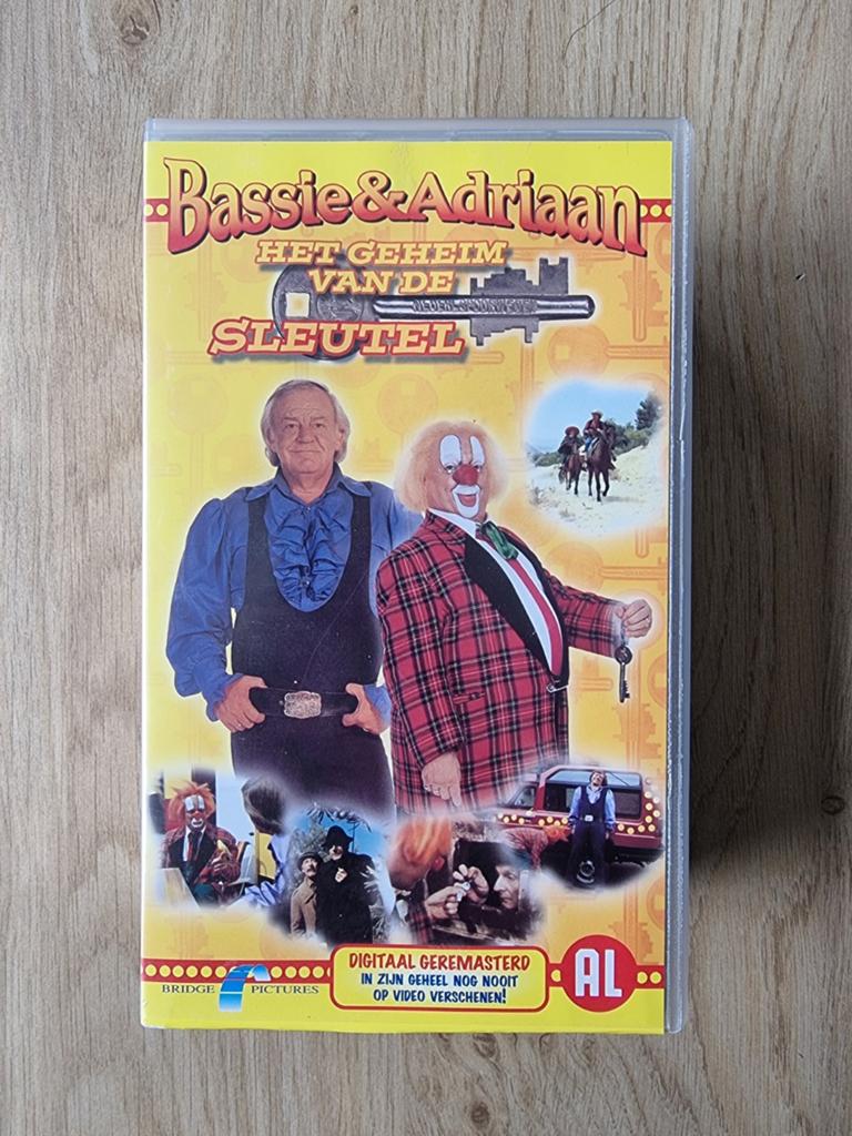 Bassie & Adriaan Box met 2 videobanden, Cd's en Dvd's, Alle leeftijden, Ophalen of Verzenden, Zo goed als nieuw, Boxset