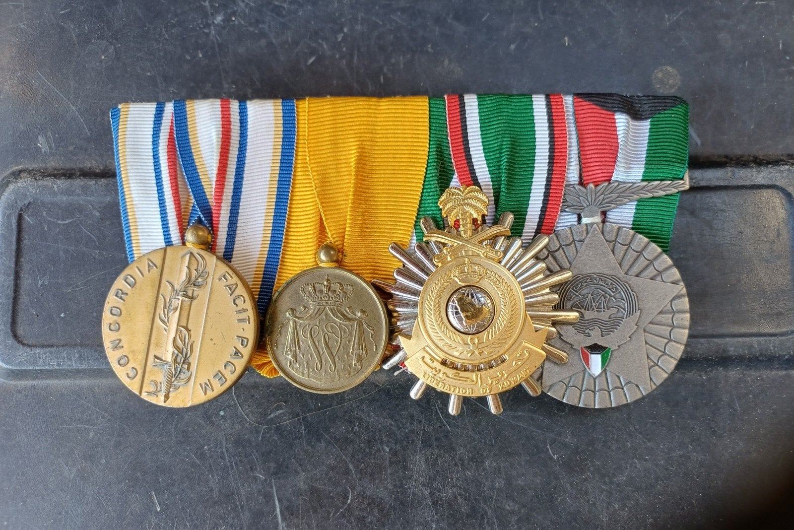 Spang serie medailles model opgemaakt uitzending, Ophalen of Verzenden, Luchtmacht, Nederland, Lintje, Medaille of Wings