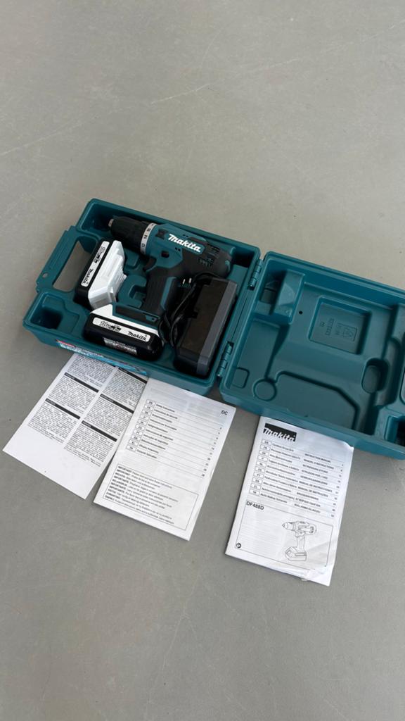 Makita Boormachine HP488DWAE met 2 accu's en oplader, Zo goed als nieuw, Minder dan 400 watt, Klopboormechanisme, Ophalen