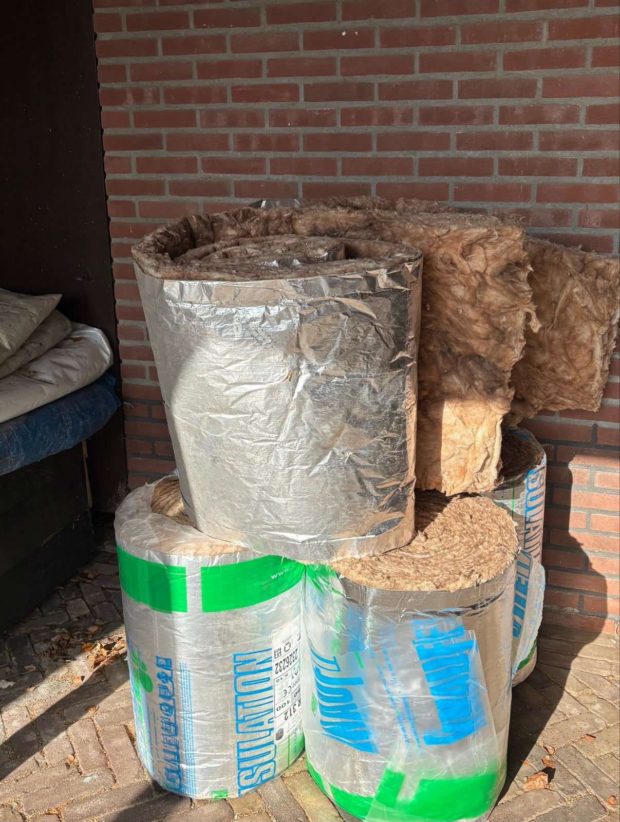 6 rollen isolatiemateriaal - Glaswol met folie, Doe-het-zelf en Verbouw, Ophalen, Zo goed als nieuw, 15 m² of meer, Vloerisolatie