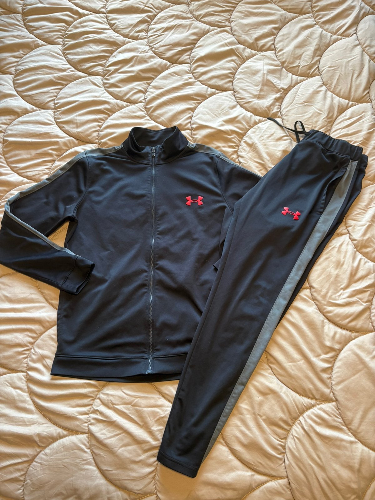 Under Armour trainingspak zwart/grijs maat M, Kleding | Heren, Sportkleding, Maat 48/50 (M), Zwart, Ophalen of Verzenden, Gedragen