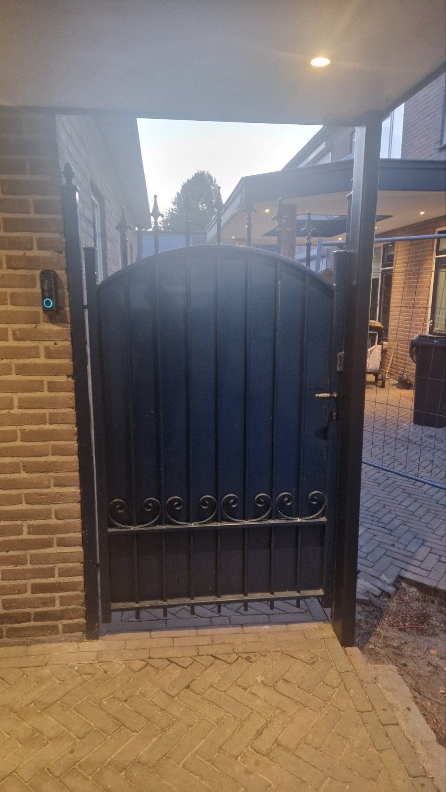 Looppoort met sierwerk, donkerblauw gecoat, Ophalen, Gebruikt, 100 tot 150 cm, Looppoort