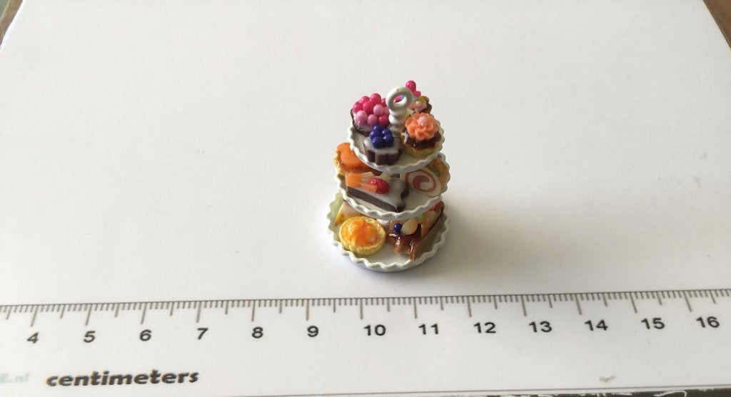 Poppenhuis miniaturen etagère met gebakjes 85, Verzamelen, Poppenhuizen en Toebehoren, Ophalen of Verzenden, Nieuw, Poppenhuis
