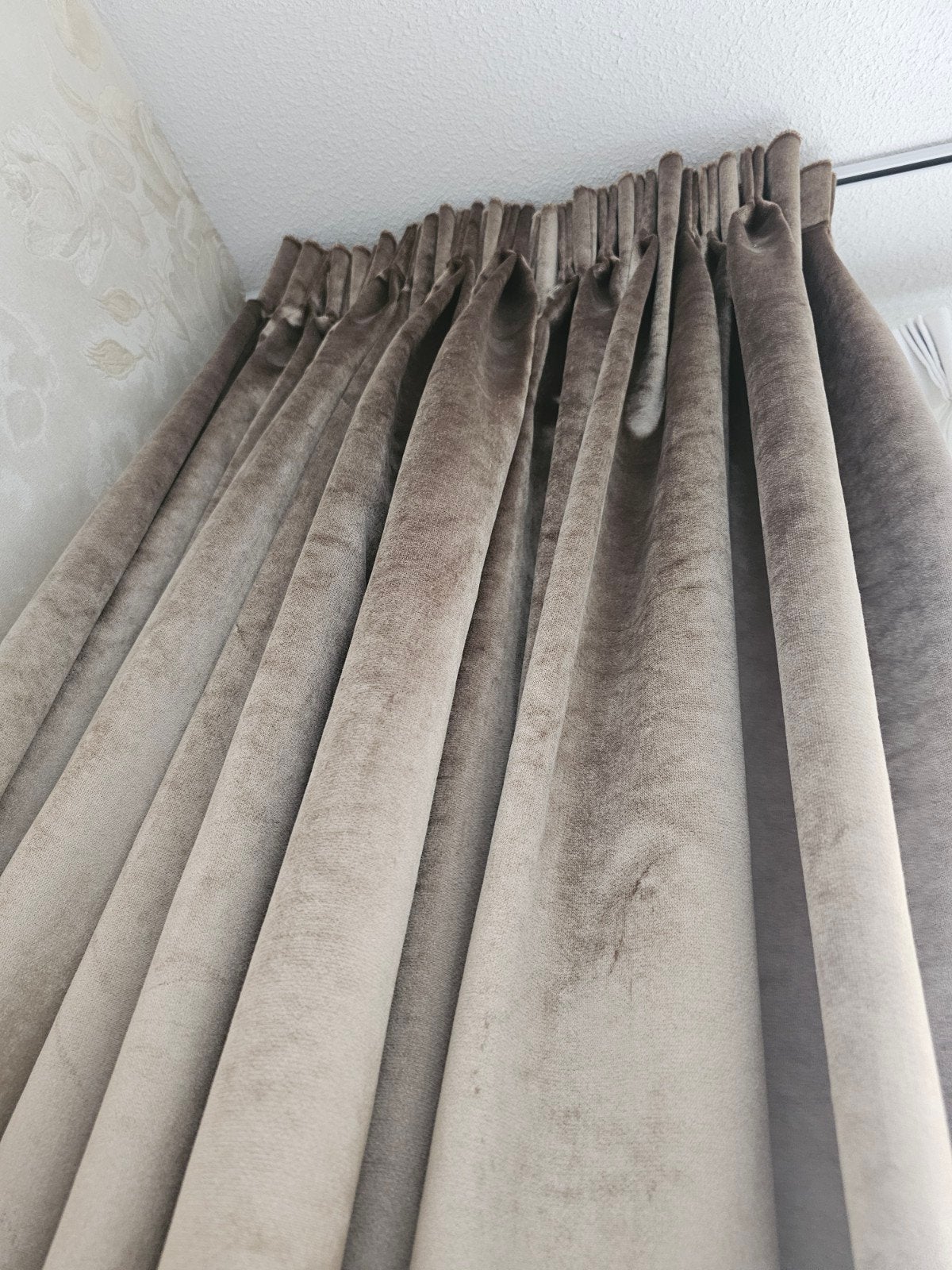 Luxe Fluweel Verduisterende Overgordijnen Taupe/Caramel, Huis en Inrichting, Stoffering | Gordijnen en Lamellen, Ophalen, Overige merken