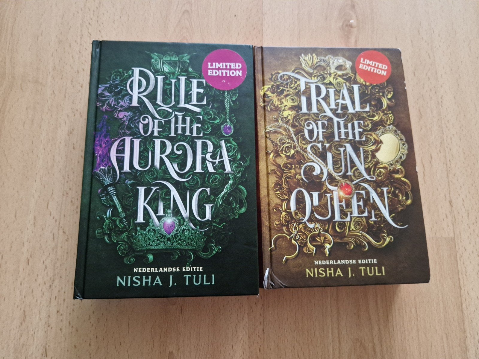 Boeken nisha j tuli trial of sun queen rule aurora king deel, Ophalen of Verzenden, Zo goed als nieuw