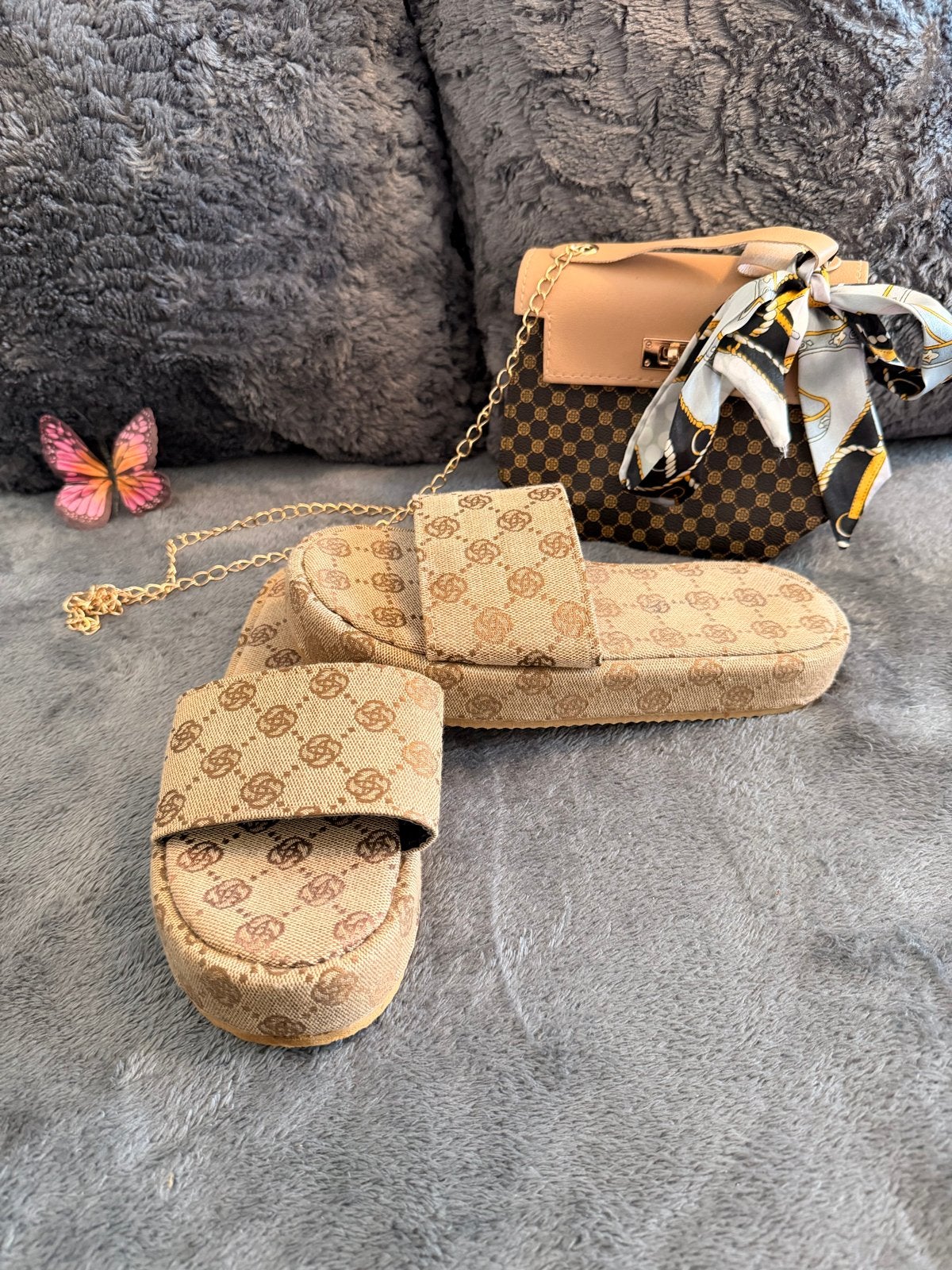 Trendy Monogram Platform Slippers (Maat 38) + GRATIS Tas, Kleding | Dames, Ophalen of Verzenden, Zo goed als nieuw, Beige, Slippers