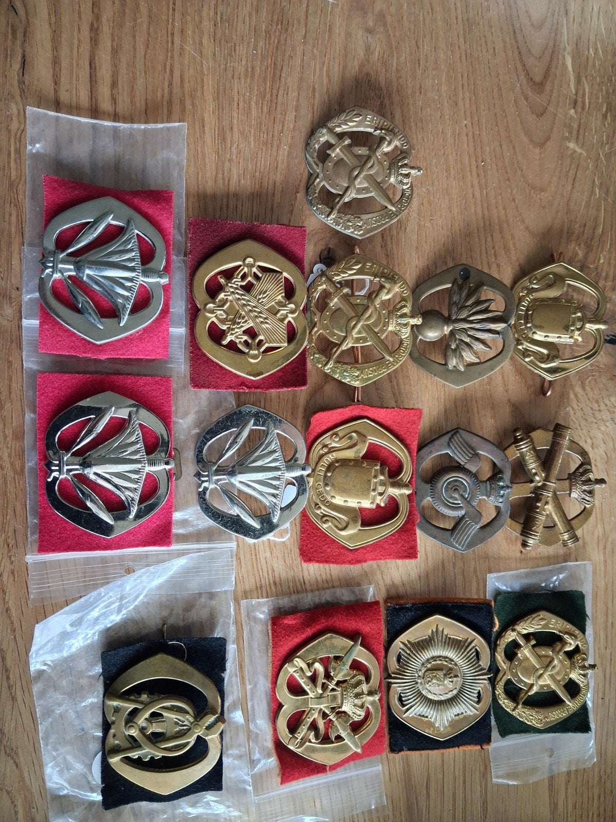 Diverse militaire emblemen en rangonderscheidingen, Ophalen of Verzenden, Overige soorten, Overige gebieden, Embleem of Badge