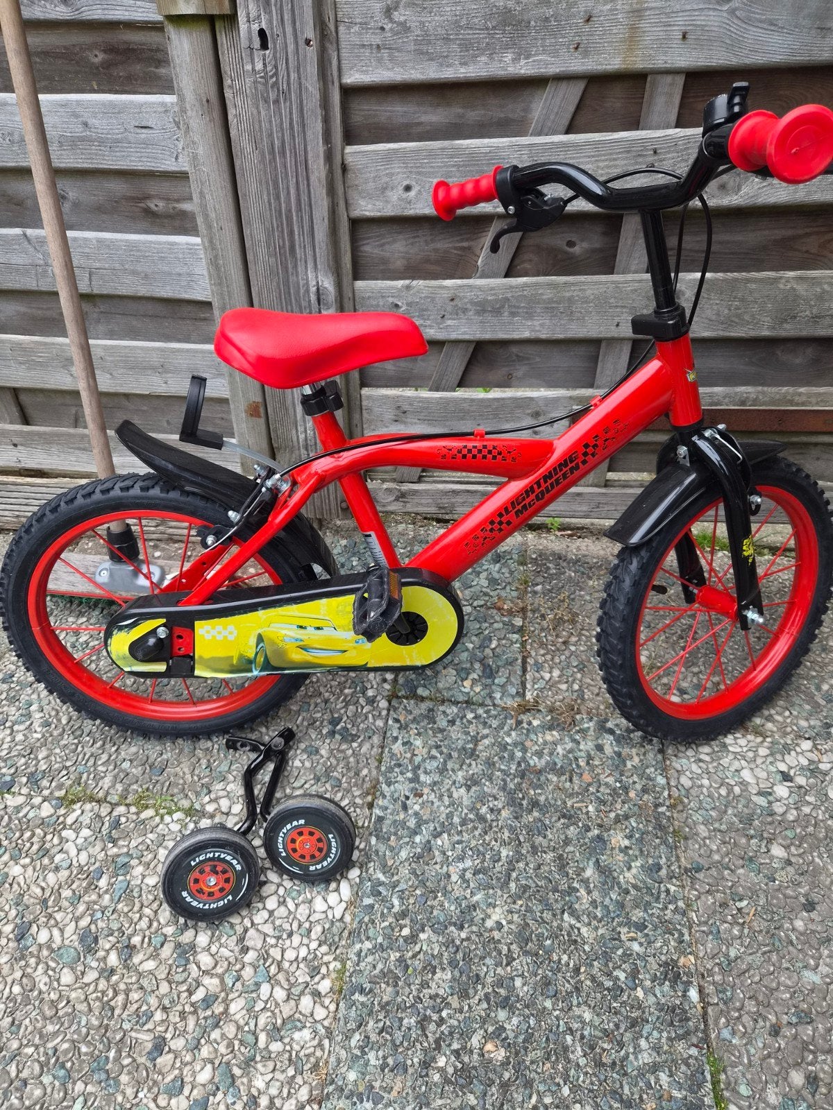 Disney Cars kinderfiets 16 inch met zijwieltjes, Fietsen en Brommers, Fietsen | Kinderfietsjes, Zijwieltjes, Velgrem, Disney Cars