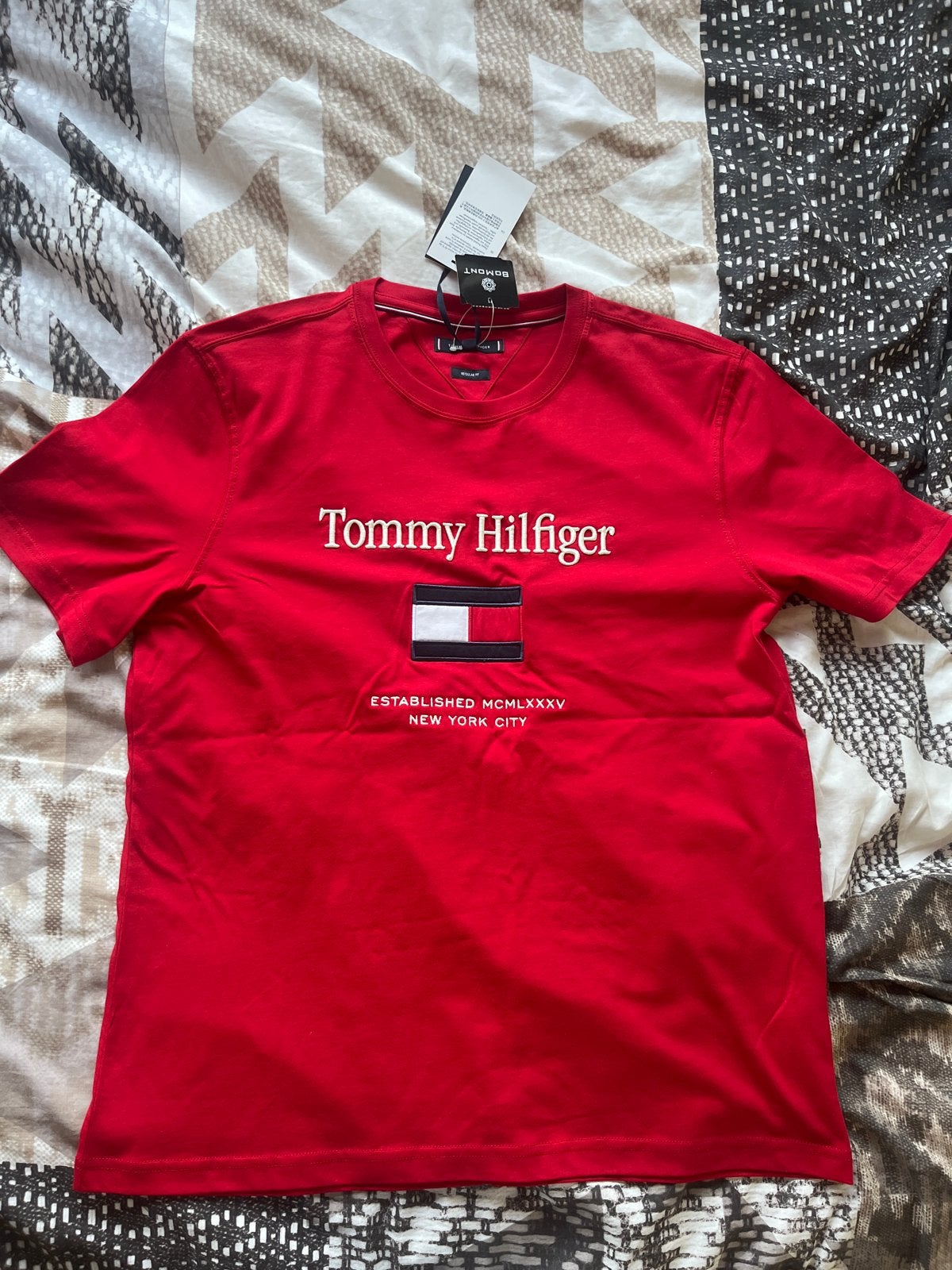 Tommy Hilfiger T-shirt - Nieuw met kaartjes, Ophalen of Verzenden, Nieuw, Maat 48/50 (M), Rood