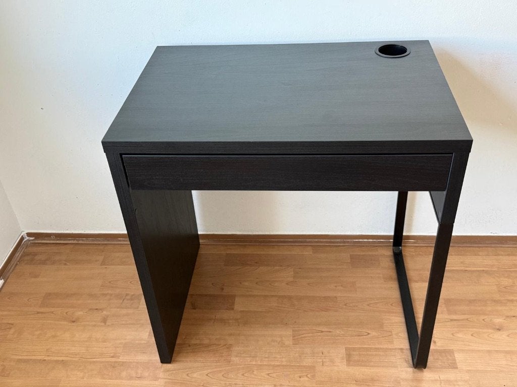 Micke IKEA bureau, Huis en Inrichting, Bureaus, Zo goed als nieuw, Computerbureau, Overige merken, Modern, Spaanplaat of MDF, Zwart
