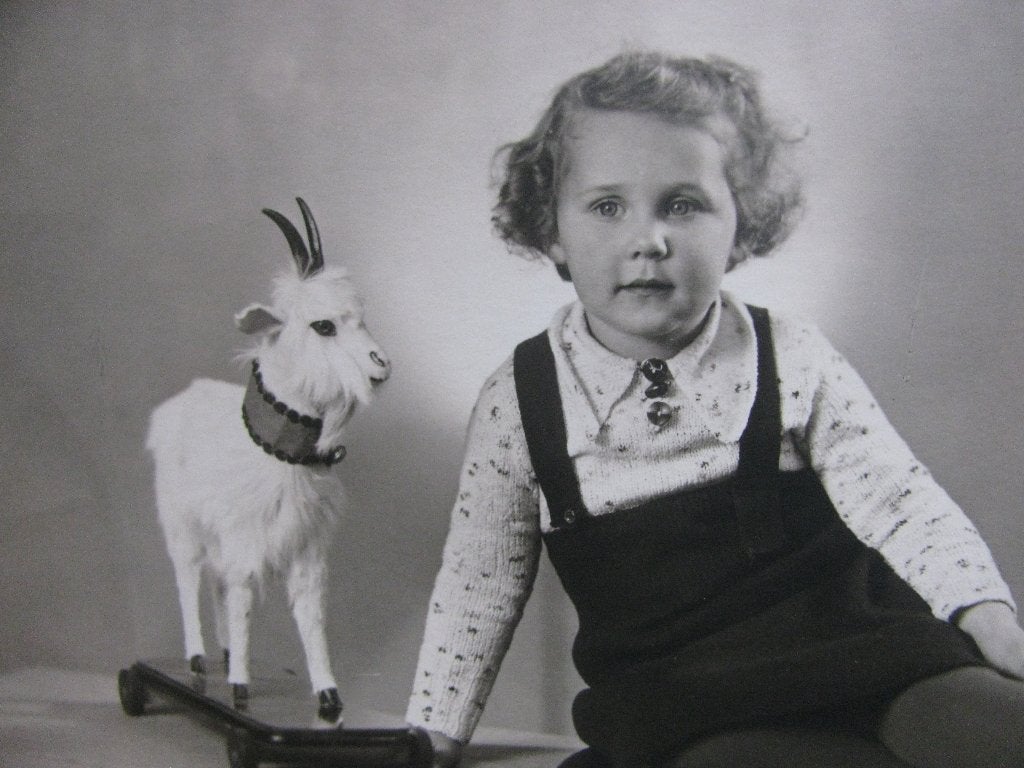 Oude Foto Kaart - Meisje met Speelgoed Geit op Wielen, Verzamelen, Verzenden, 1920 tot 1940, Kinderen