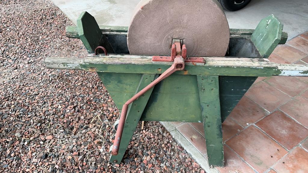 Oude slijpsteen in bak, Antiek en Kunst, Ophalen