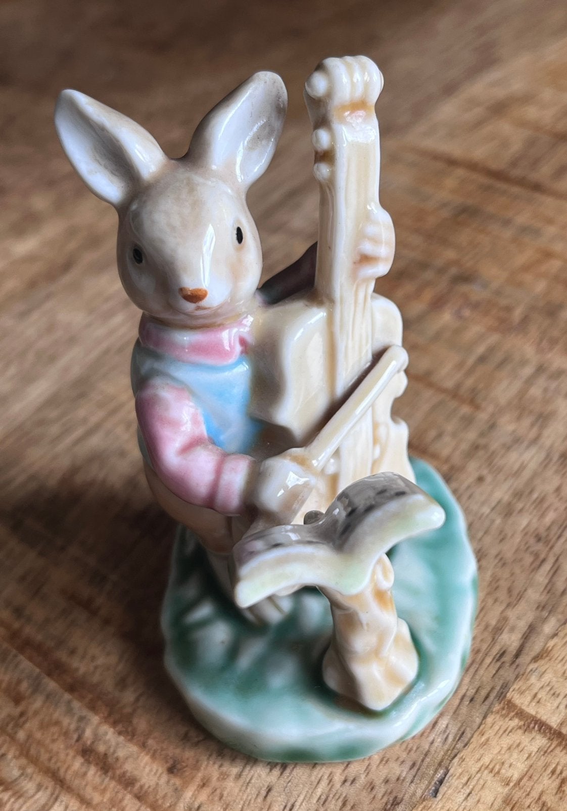 Albert Kessler beeldje paashaas met cello keramiek porselein, Ophalen of Verzenden, Zo goed als nieuw, Dier