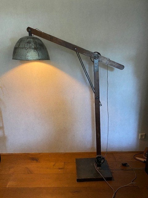 Stoere, robuuste industriële vloerlamp, Ophalen, Gebruikt, Hout, 150 tot 200 cm