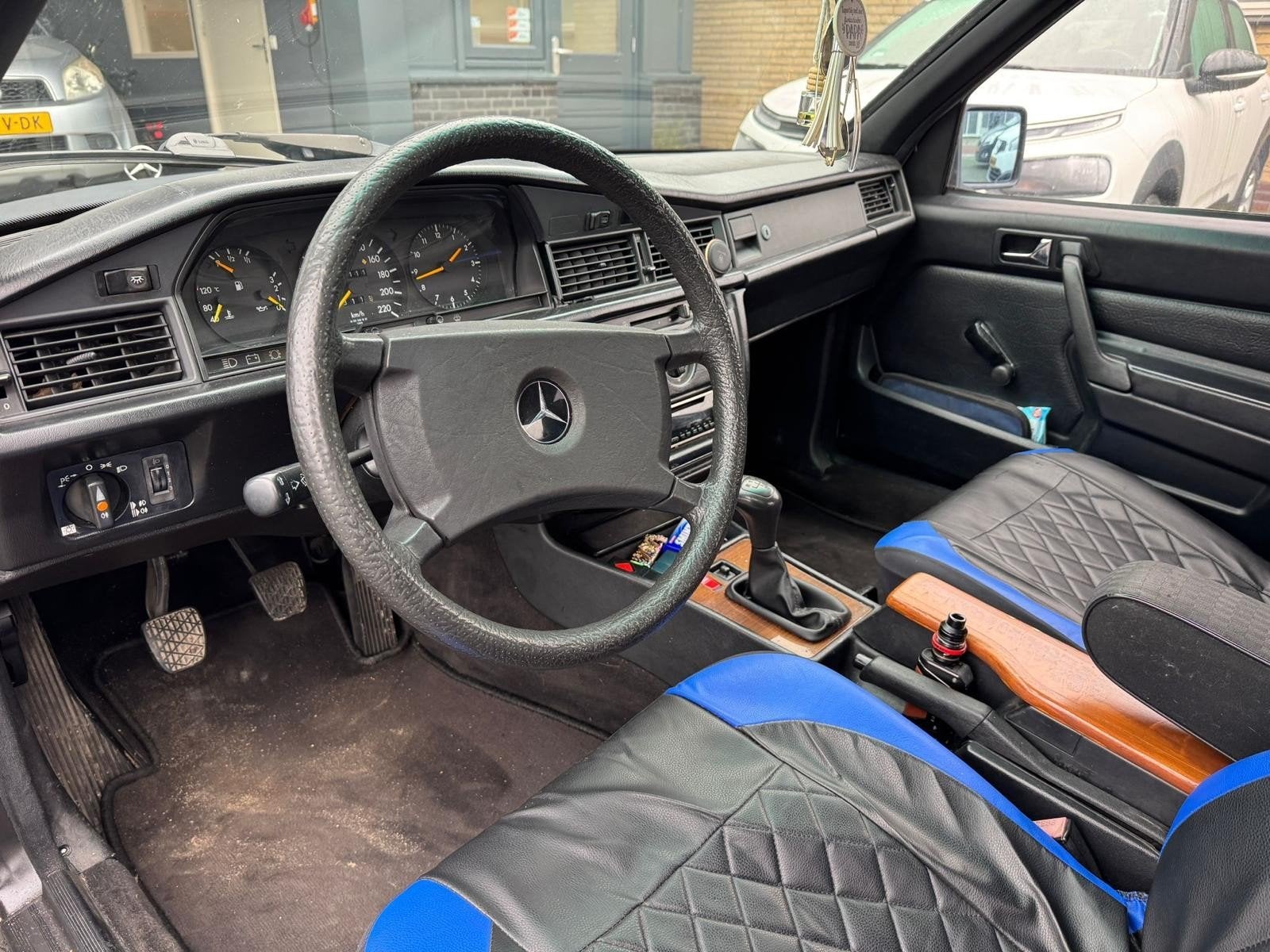 Mercedes-Benz 190-Serie 2.0 1985, foto 6
