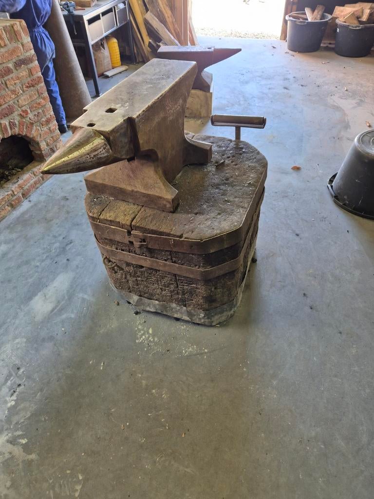 Oud houten onderblok uit smederij, Antiek en Kunst, Antiek | Gereedschap en Instrumenten, Ophalen of Verzenden