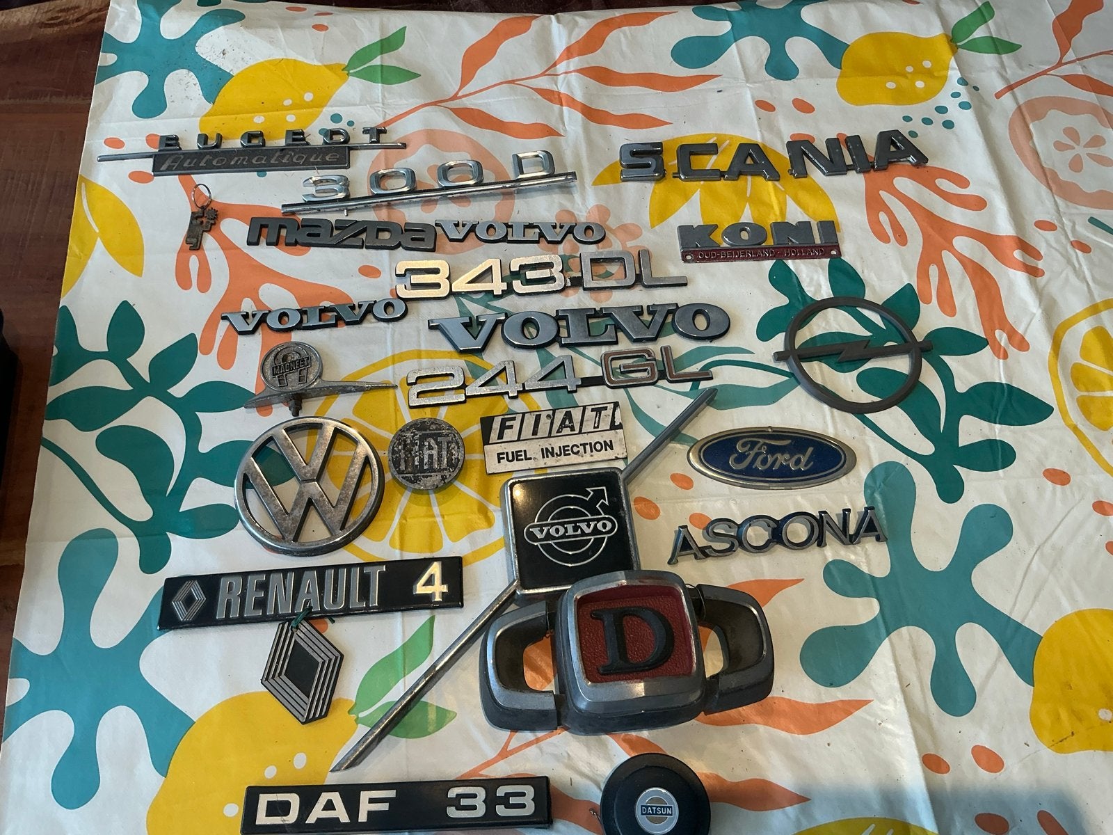 Diverse auto-emblemen en logo's - Vintage collectie, Auto-onderdelen, Ophalen of Verzenden, Gebruikt, Peugeot