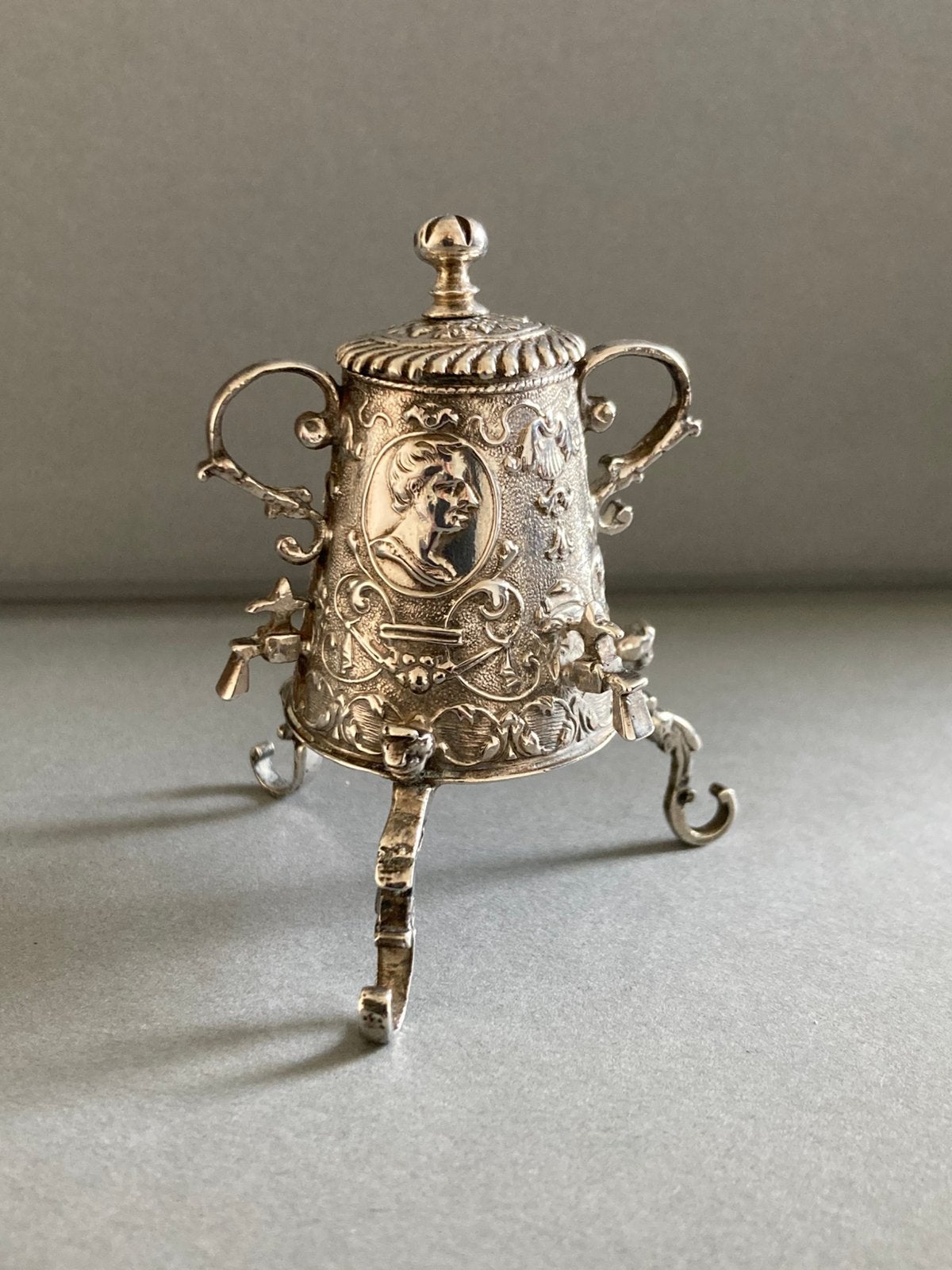 Antiek miniatuur zilveren driekranenkan - vroeg 18e eeuw, Ophalen of Verzenden, Zilver