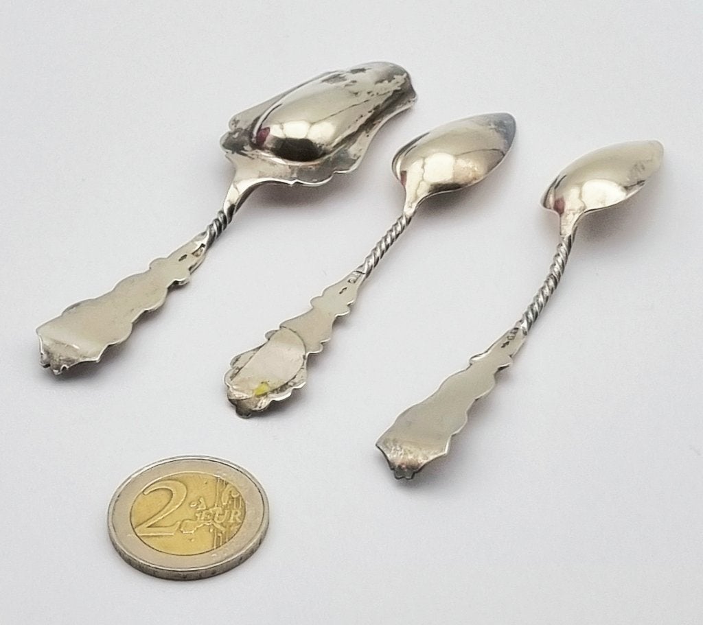 1057. Zilveren theelepels en suikerschep, 20e eeuw, Antiek en Kunst, Ophalen, Zilver