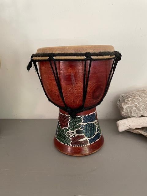 Kleine handgemaakte Djembe drum hout. Afrika dot painting., Muziek en Instrumenten, Percussie, Ophalen, Gebruikt, Trommel
