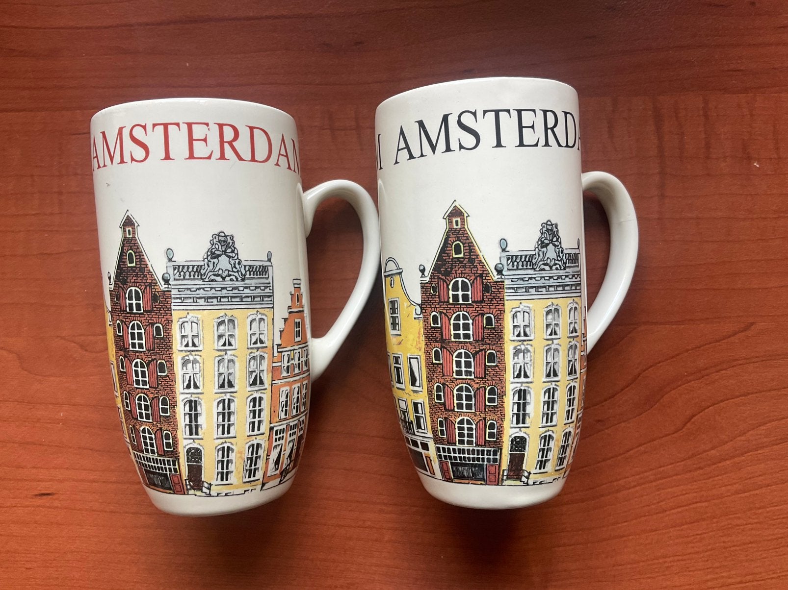 2 x mok AMSTERDAM /All Dutch, Huis en Inrichting, Keuken | Servies, Ophalen of Verzenden, Zo goed als nieuw, Overige stijlen, Kop(pen) en/of Schotel(s)