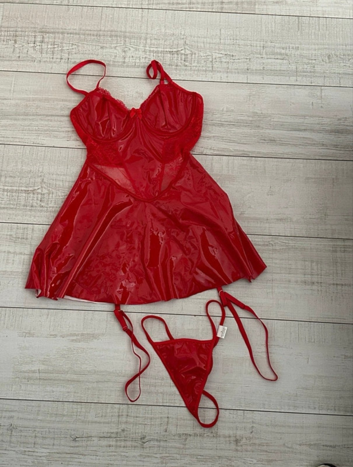 Rood lak setje met jarretels en string, Ophalen of Verzenden, Rood, Setje