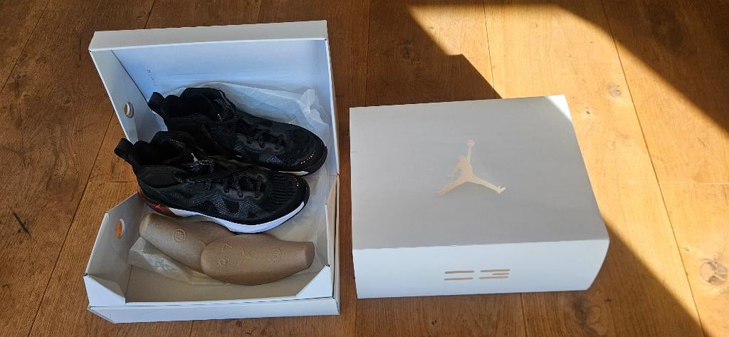 Nike Air Jordans XXXVII "37s" Size 44, Ophalen, Nike, Zo goed als nieuw, Sportschoenen
