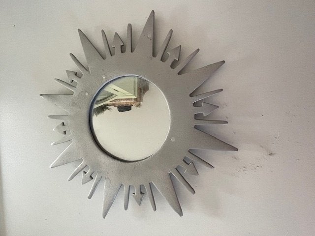 Rond metalen spiegeltje. Spiegel met stekels / zon vorm., Huis en Inrichting, Woonaccessoires | Spiegels, Ophalen, Minder dan 50 cm