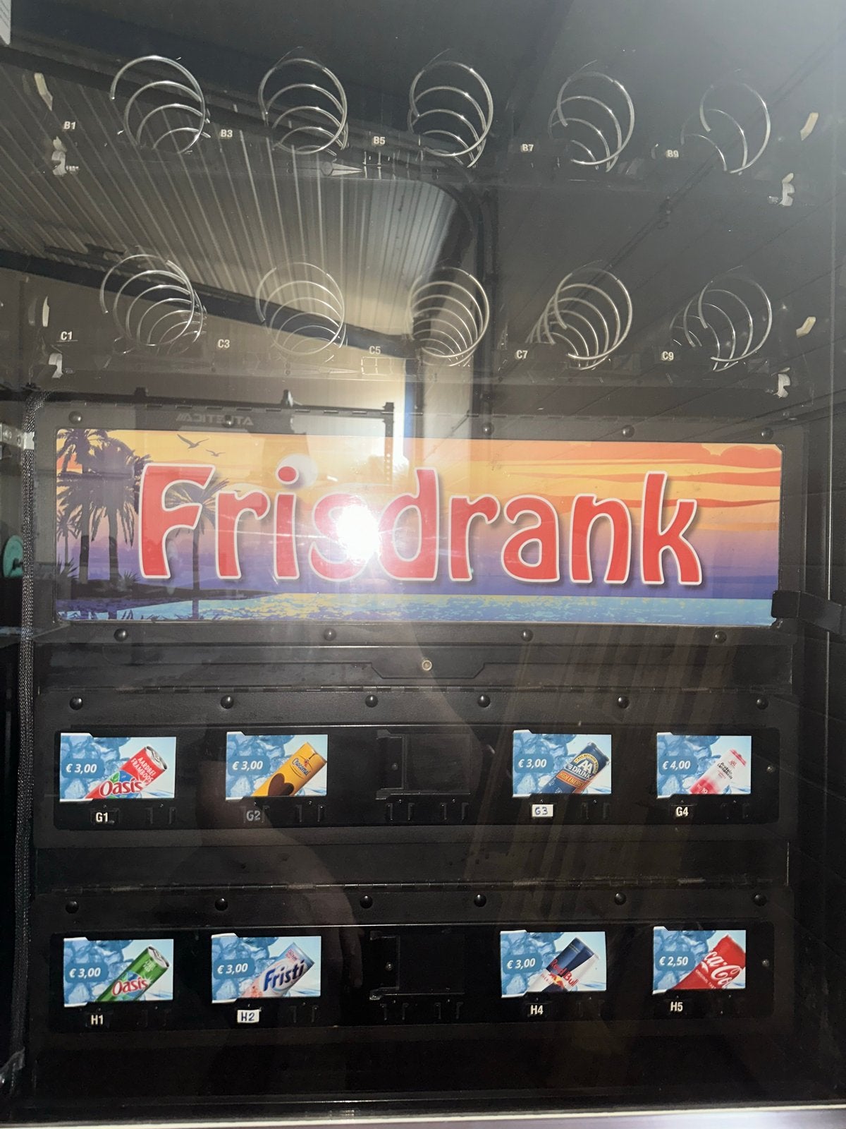 Vendingmachine met gekoelde frisdrank werkend te testen, Verzamelen, Ophalen, Gebruikt