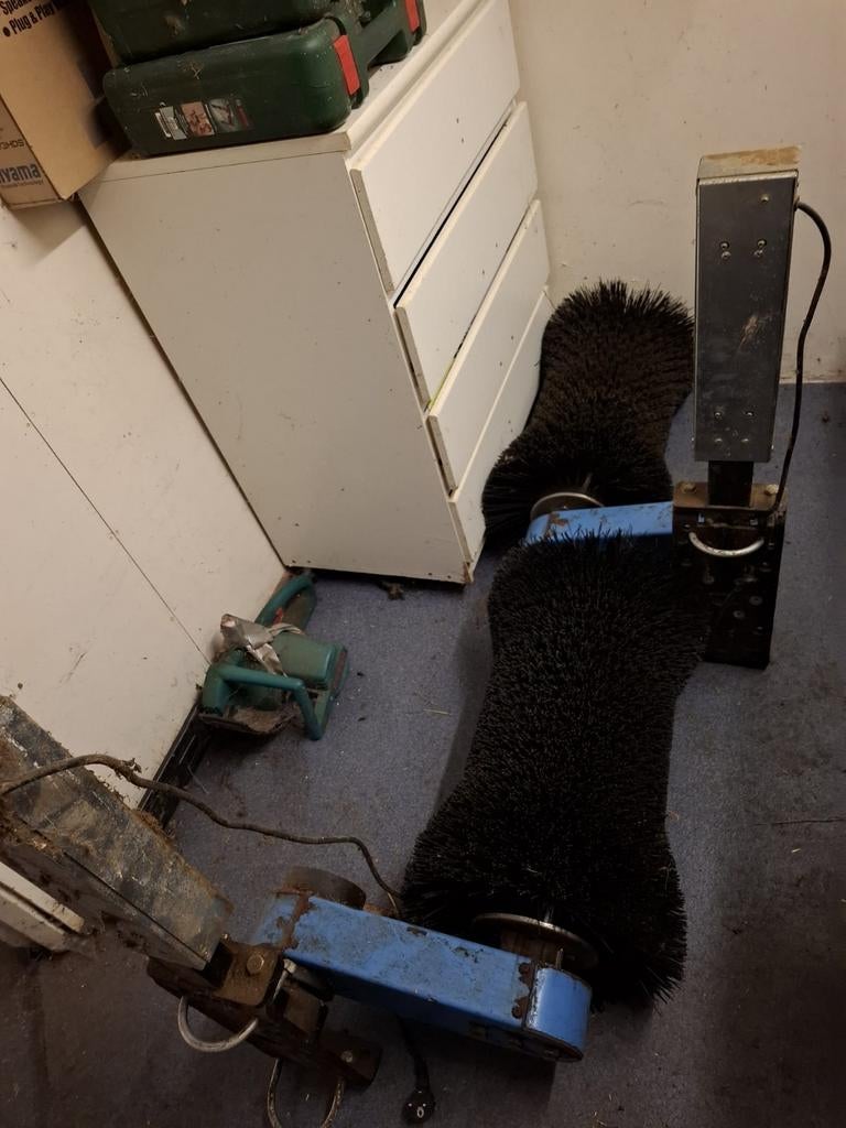 2 koeienborstels, vrij nieuw, Dieren en Toebehoren