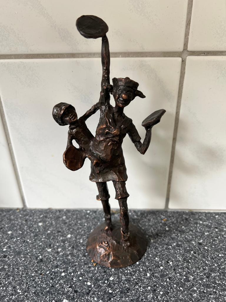 Bronzen beeldje van twee figuren, mogelijk clowns, Groep mensen, Ophalen of Verzenden, 20 - 50 cm, Beeld