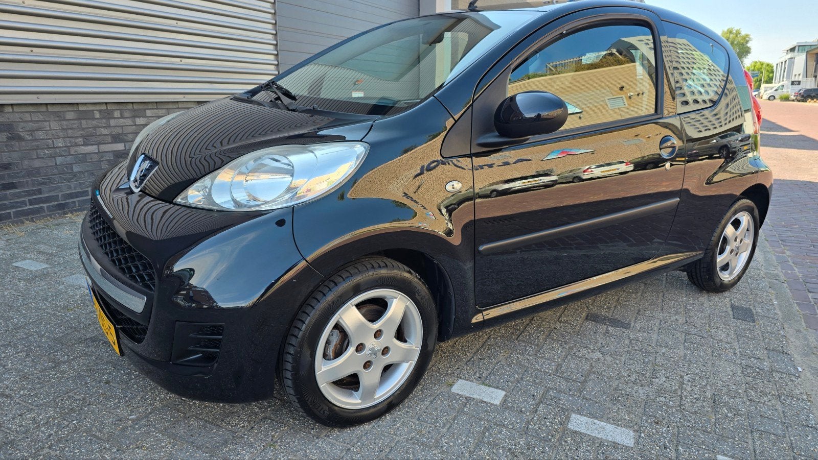 Peugeot 107 1.0 12V 3DR automaat 2009 Zwart, Auto's, Stof, Zwart, 4 stoelen, Origineel Nederlands