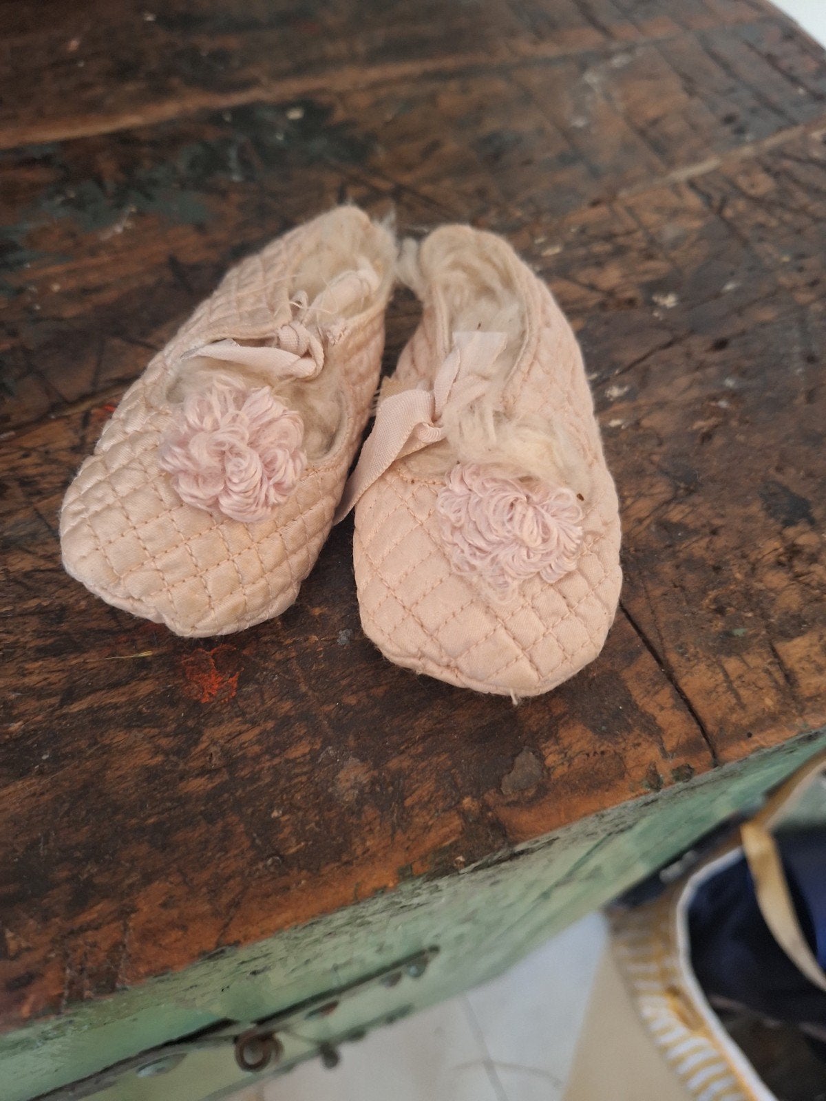 oude roze gewatteerde baby schoentjes, Ophalen of Verzenden