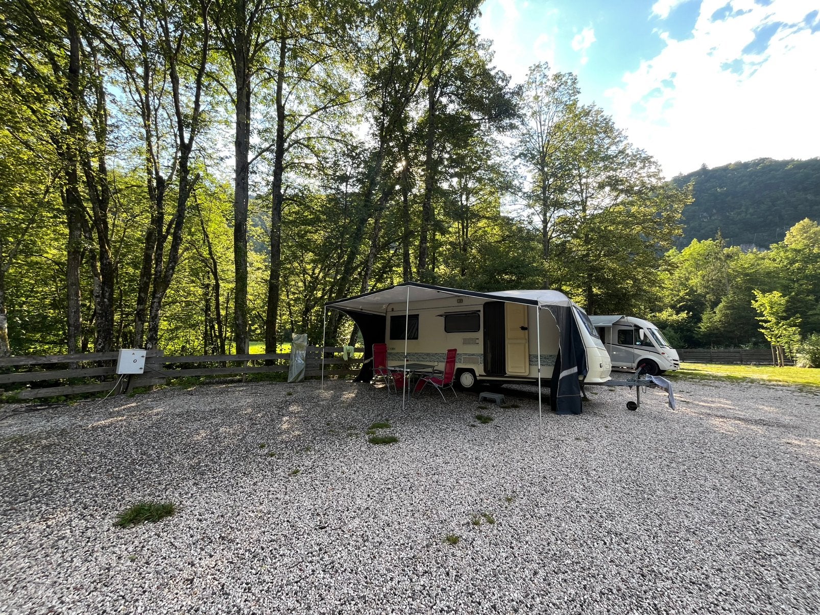 ADRIA 1996 met ruim bed en uitgebreide accesoires te koop!, Caravans en Kamperen, Caravans, Vast bed, Stabilisator, 750 - 1000 kg