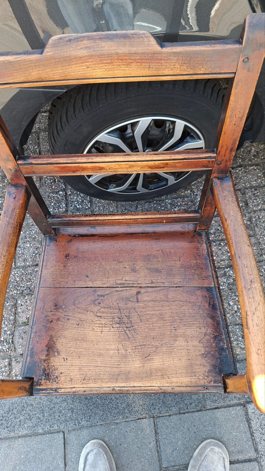 Antieke houten stoel met armleuningen, Ophalen