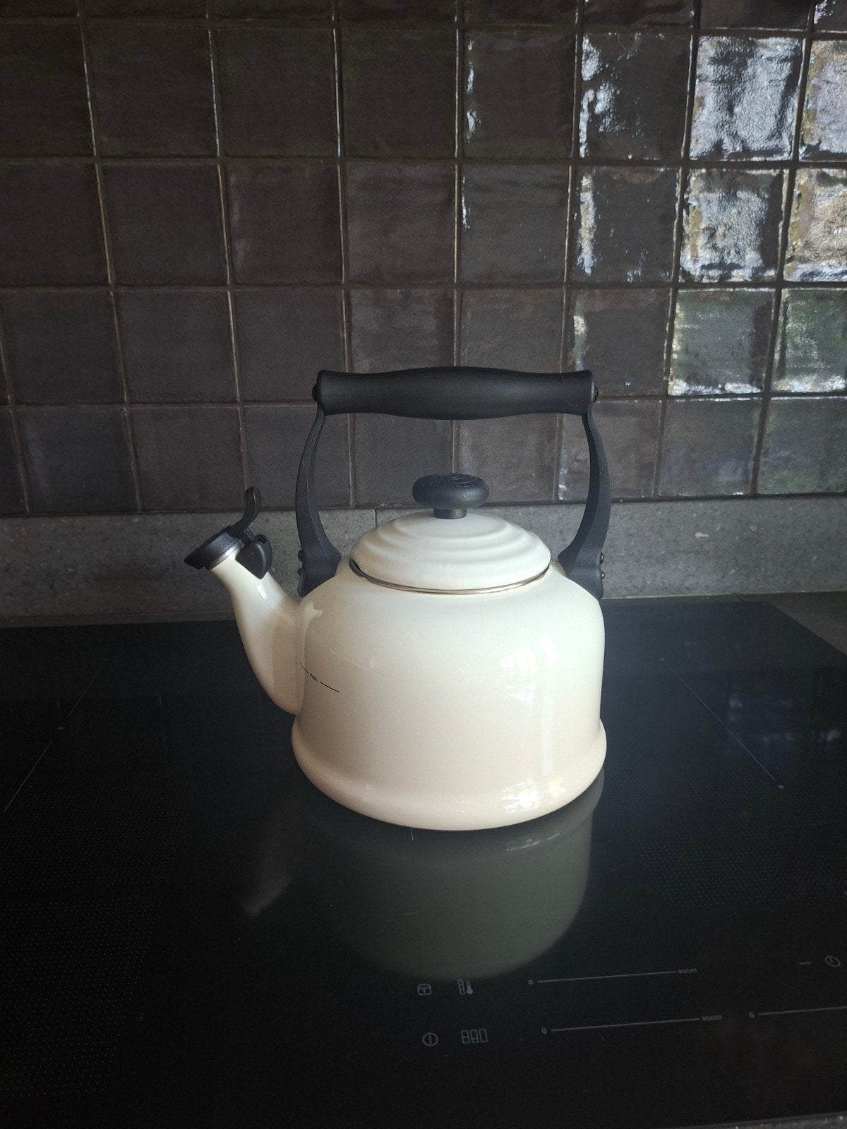 Witte fluitketel Le Creuset, Geschikt voor inductie, Ophalen of Verzenden, Zo goed als nieuw, Gietijzer