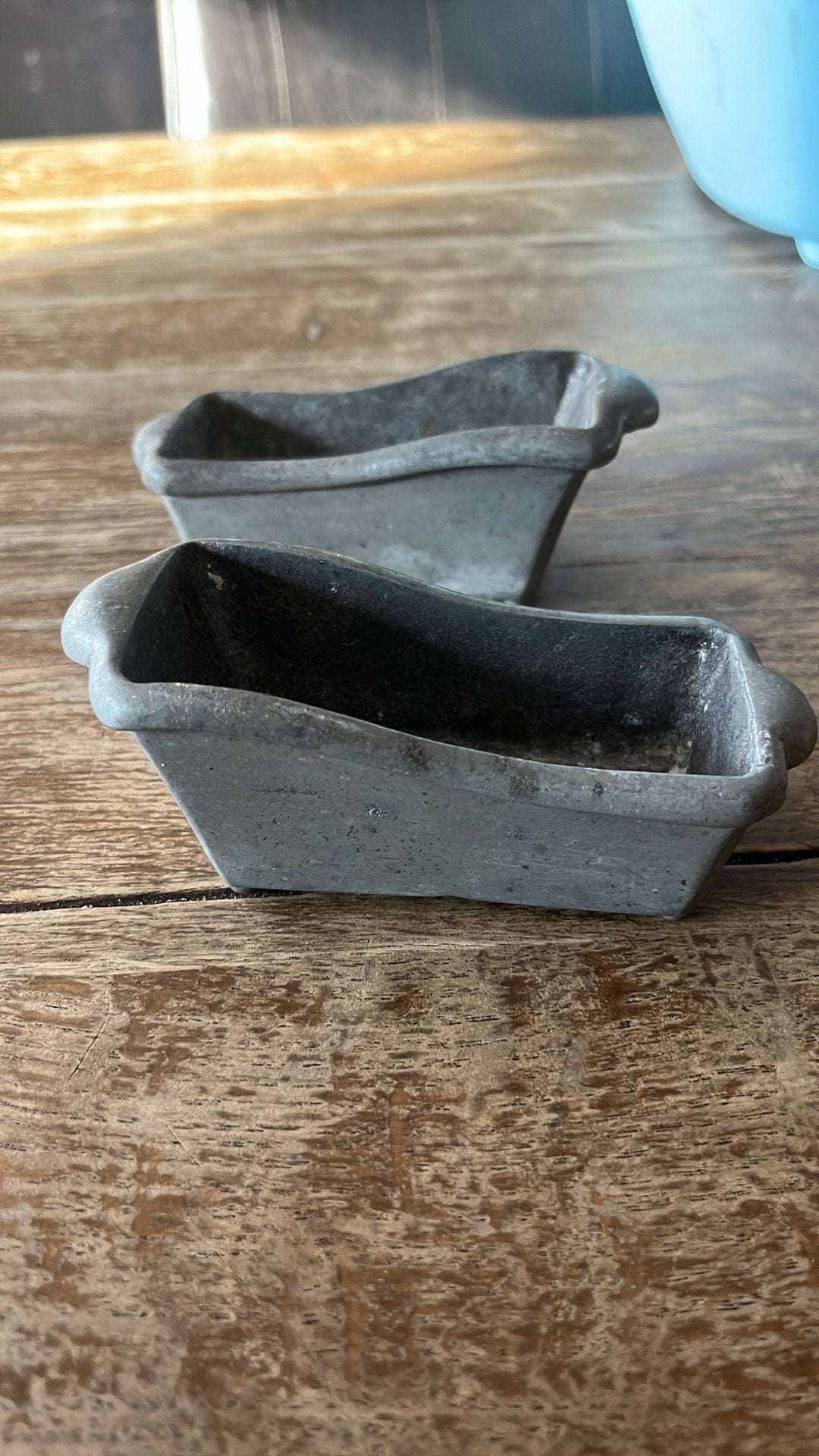 Twee mid-century Belgische asbakjes van gietaluminium, Ophalen of Verzenden