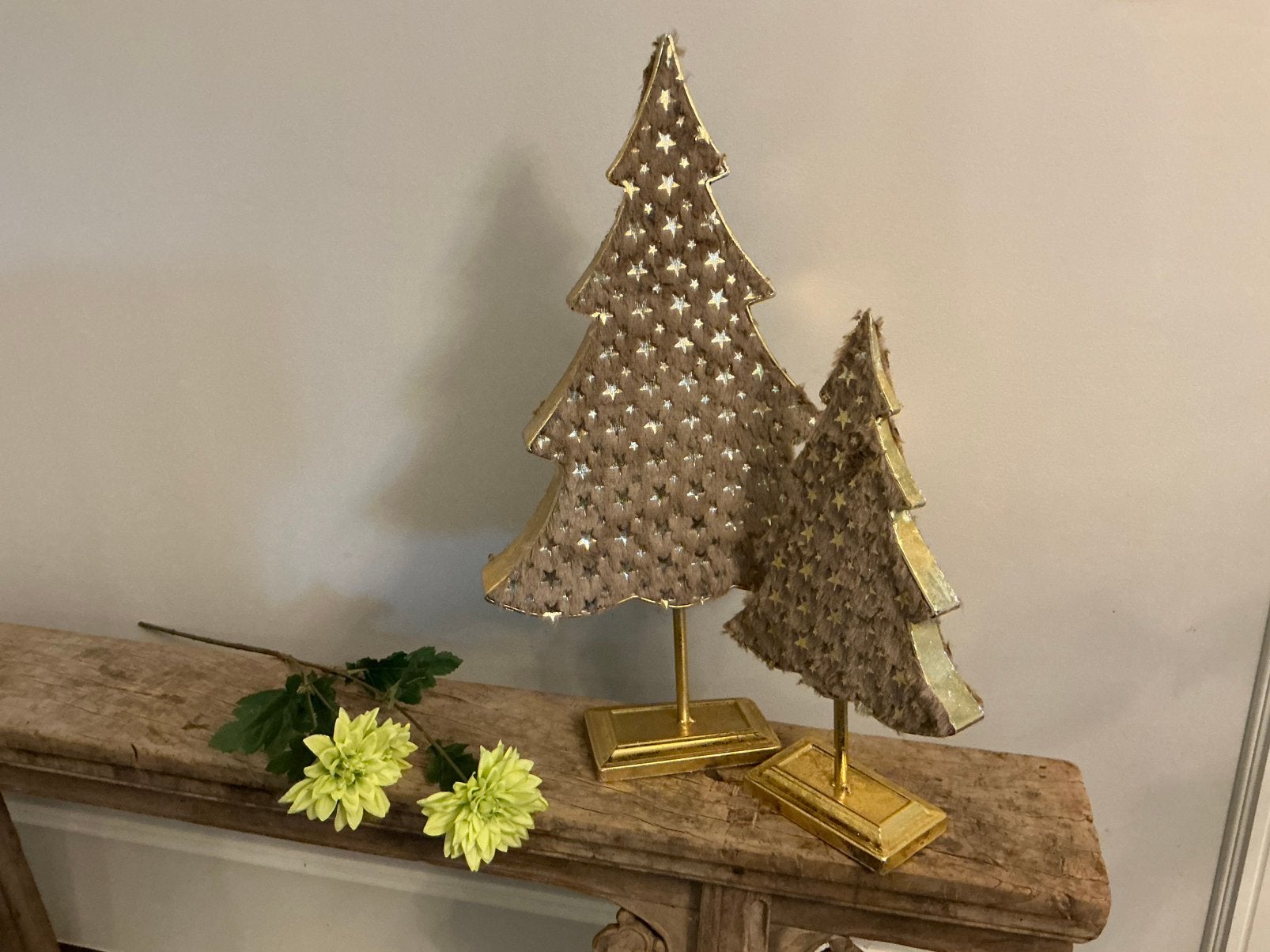 Partij van 20 metalen goudkleurige kerstbomen met nepbont, Ophalen of Verzenden, Nieuw
