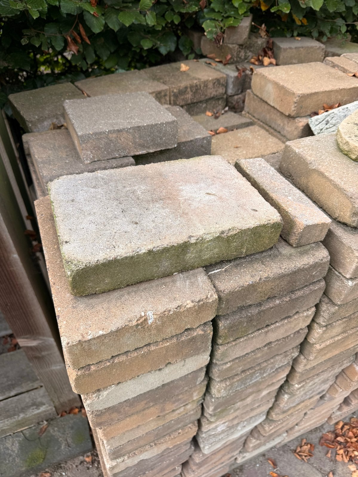 Gratis af te halen: 25-28m2 gebruikte terrastegels, Tuin en Terras, Gebruikt, Ophalen of Verzenden, 10 m² of meer, Beton