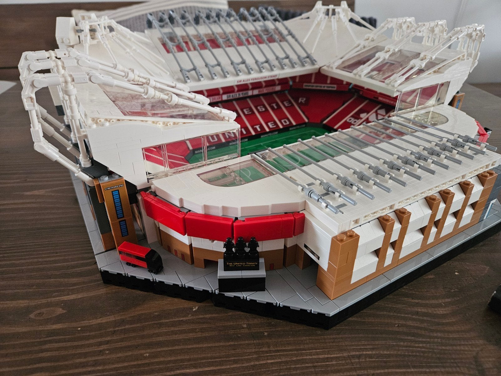 Old Trafford van LEGO, Ophalen