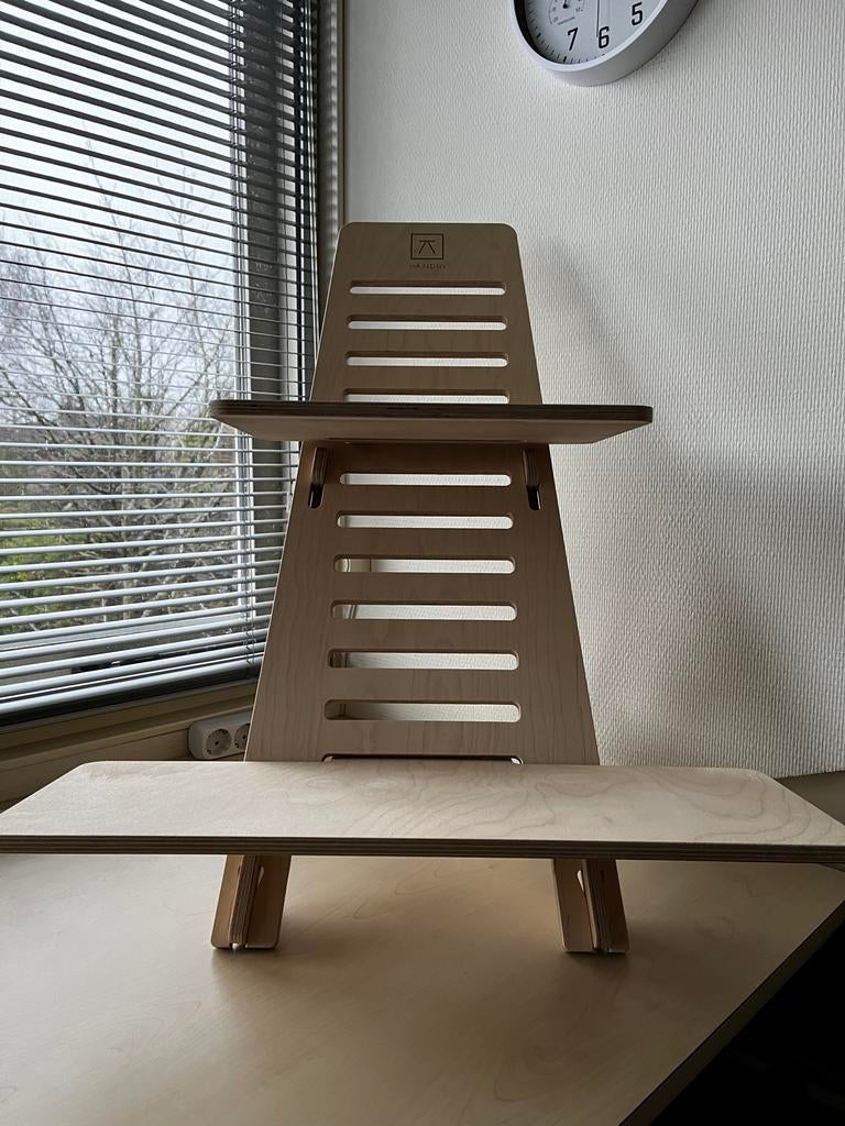 In hoogte verstelbare laptop tafel van multiplex, Ophalen, Zo goed als nieuw, In hoogte verstelbaar