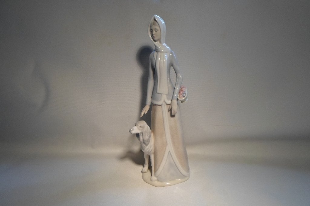 Lladro Tengra Spain Vrouw Hond, Ophalen of Verzenden, Zo goed als nieuw, Mens
