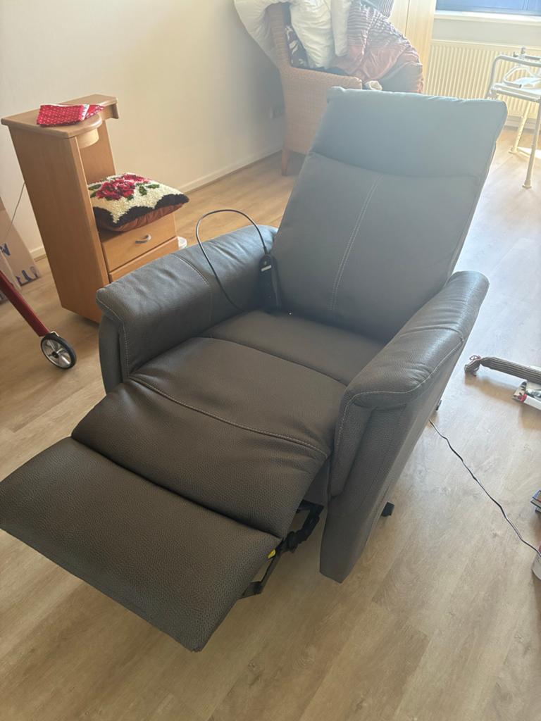 Sta-op relaxfauteuil met elektrische bediening, Ophalen, Gebruikt, Overige materialen, 75 tot 100 cm