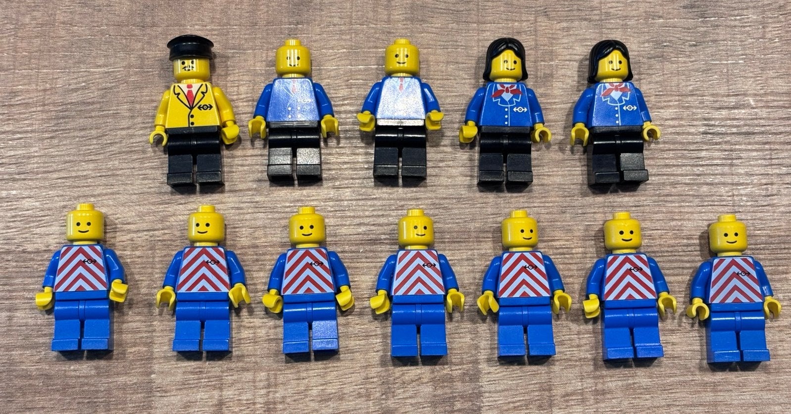 Vintage Lego: 12 minifigs uit de 9v trein serie (jaren 90), Ophalen of Verzenden, Gebruikt, Losse stenen, Lego